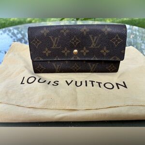 EUC Authentic Louis Vuitton Sarah wallet with dust bag